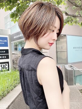 アンド ストーリーズ(&STORIES) 耳かけ/ショートボブ/フォギーベージュ/ウェーブ毛先パーマ