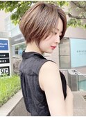 耳かけ/ショートボブ/フォギーベージュ/ウェーブ毛先パーマ