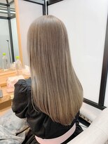 イーラ(era)&nbsp;《era》アイスラテカラー　フェミニンロング　ストレート　みわ