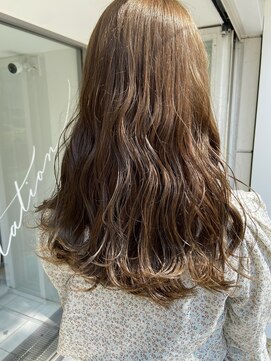 インビテーション(invitation) 柔らかアッシュベージュ・Aラインロングヘア