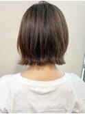 外ハネボブ　切りっぱなしボブ　オリーブベージュ