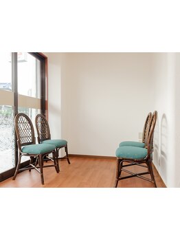 木目調の落ち着いた店内☆アットホームで話しやすい雰囲気★気さくな女性stylistだから相談しやすい♪♪