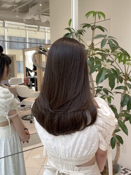 サラ艶ロングのローレイヤースタイル