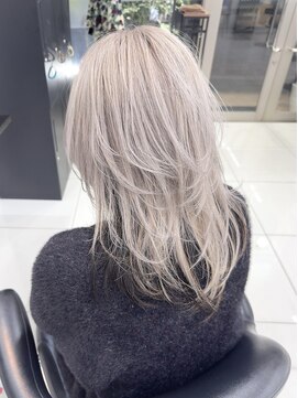 透明感抜群ホワイトベージュ×ハッシュカットブリーチ髪質改善