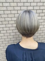 リア(Lia by KENJE)&nbsp;アッシュカラー　透明感のあるシルバーカラー