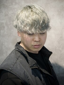 スウェルホワイト(SWELL WHITE) シルバーカラー×ゆるスパイラルパーマ　福岡メンズ美容室