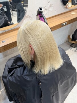 エイトデイズ 三宮駅前店(EIGHT days) ホワイトブロンド