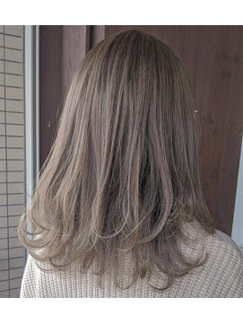 ホーミィ(Homie) ハイトーンカラー×くびれヘア