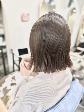 マリン(Marine) 20代30代透明感ピンクベージュ切りっぱなしボブ