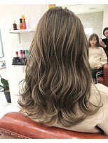 イーエス(E.S)&nbsp;大人可愛い抜け感ベージュハイライト