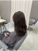 グレージュカラーで透明感を