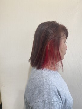 ジュリア(Giulia) ミディアム×レッドで“さりげなく攻める”大人可愛いスタイル