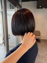 結び(musubi) 顎ラインぱつっとボブ+深めレッド◎