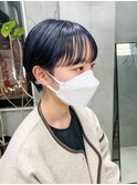 耳掛けショート、マッシュショート、ネイビーカラー、ブリーチ