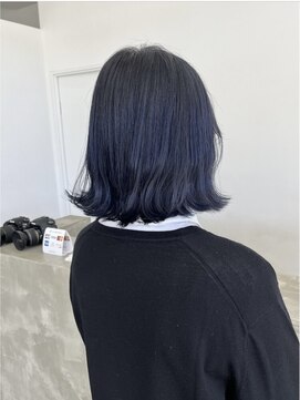 ノート(Nought) 10代20代ショートボブブリーチブルーブラックツヤ髪スタイル
