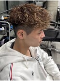 茶髪メッシュスペインカールツーブロック刈り上げ