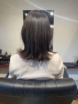 モーダアッカ(moda acca) レイヤースタイル/外ハネミディ@20代30代40代