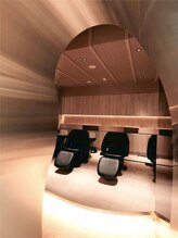 《照明が落ち、音が和らぐ》施術フロアとは切り離された静けさの中で、心と身体を深く癒すシャンプー体験を