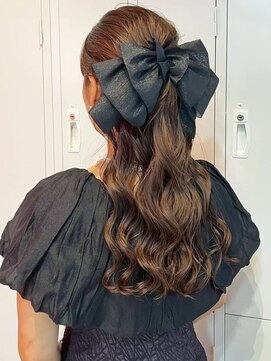 アモレット(amoretto) 韓国風巻き ハーフアップ お呼ばれヘア 結婚式 ベージュ