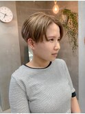 刈り上げショート、ハンサムショート、ブリーチカラー、ベージュ