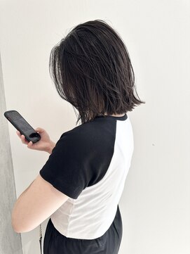 ヨーク(YOKE) YOKE 切りっぱなしボブレイヤーボブ外ハネアッシュグレージュ