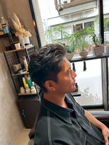 トニコ(toniko)&nbsp;アイロンパーマ×センターパート×刈り上げ×ビジネスヘア