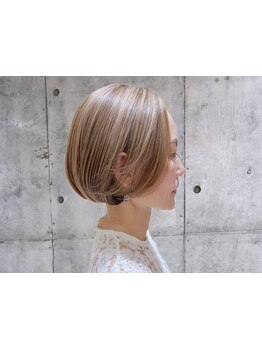 【脱白髪染め】白髪染めではできない、白髪を活かして魅せるカラーで上品な仕上がりに。