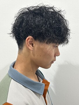 ヒュイル バイ ニアウ(Hwyl by Niau) メンズマッシュパーマ波巻スパイラルパーマニュアンスパーマ眉毛