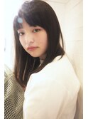 モノトーンカラーのこなれミディ