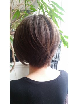 アクタノイドエット(acta noid etto) ショートレイヤードボブonグレーアッシュ