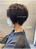 タイトな襟足でスッキリ涼しいショートヘア
