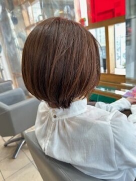 スタジオ アルファプラス 日暮里店(studio α+) ステップボーンカットカットボブショートハイライト白髪ぼかし