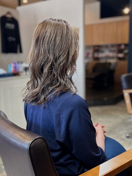 ネイビーヘアデザイン(navy hair design) ミディアム × コテ巻き