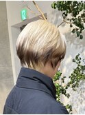 ホワイトブロンドエンドカラールーツカラー裾カラーショートボブ
