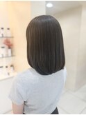 オリーブブラウン｜上品なツヤ感のミディアムボブ