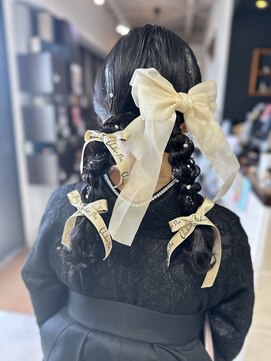 イグルー(igloo) 卒業式ヘアアレンジ　リボン盛り盛りツイン編み