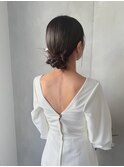 清楚なドレスに映える低めシニヨン