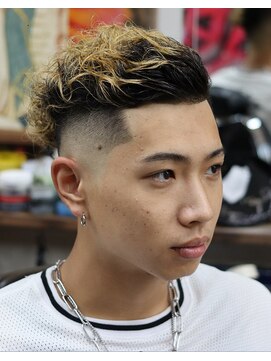 スピナーバルベアリーア(SPINNER BARBERIA) くせ毛、パーマとブリーチを活かしたスキンフェードスタイル