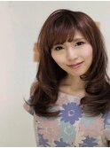 ロングヘアーにメッシュ、カーキベージュ毛先ワンカールスタイル