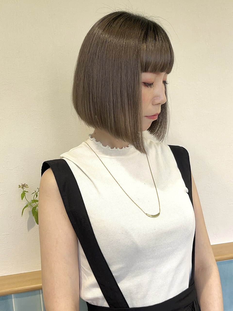 ちょっぴりモード”な切りっぱなし前下がりボブ：L186646362｜ハチ