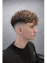 ワンワンオー バーバーショップ 長浜店(@110 BARBER SHOP)&nbsp;ハイトーンメッシュ×スペインカール