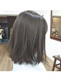 グレージュカラー、切りっぱなしボブ