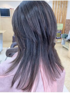 カットハウス はさみの部屋 ウルフハイレイヤー/内巻き/グレージュカラー/流しバング