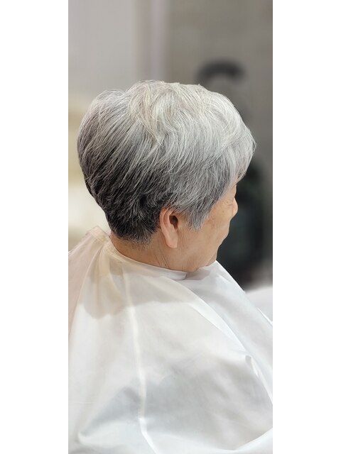 60代70代　グレイヘアショート