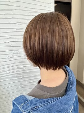 グロウトヨサキワン(GLOW TOYOSAKI ONE) ナチュラルショートボブ