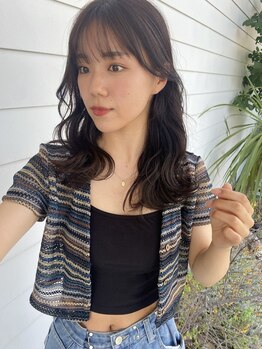 ファンビリ(Fambilly)の写真/結んでも下ろしても可愛く決まる！骨格を見極めた顔周りのカットで、あなたの魅力を最大限に引き出します！