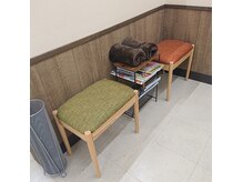 カラフル 伊那竜東店(colorful)の雰囲気（待合室です。雑誌と膝掛けをご用意しておりますので、ご自由に！）