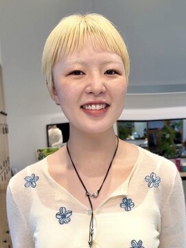 ジュリエッタ(giulietta) ベリーショート　抜きっぱなしブロンドヘア
