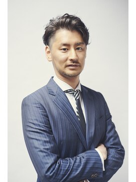 マグノリア(MAGNOLIA) パーマで作る、かき上げサイドパートのビジネスフェードカット