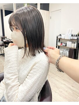 アトレ(attrait) ＊ブリーチなしダブルカラー 透けるグレージュ 透明感 外ハネ